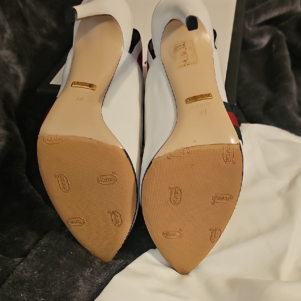 Gucci White and Red Heels with Elegant Design - Picture 3 of 7